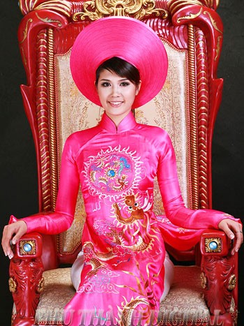 Thiếu nữ Việt Nam dịu dàng, đằm thắm với tà áo dài - niềm tự hào của dân tộc.
